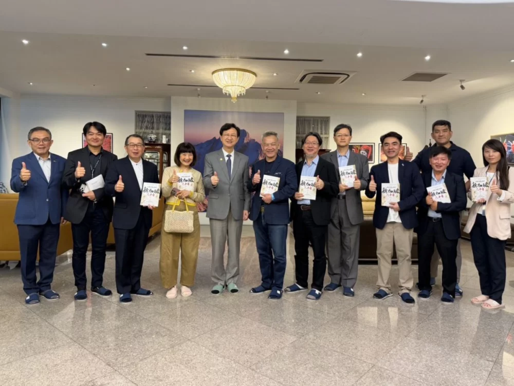圖／駐新加坡代表童振源大使（左5）肯定本次論壇對偏鄉教育所帶來的深遠意義，是實踐「教育外交」的具體展現。（東海大學 提供）