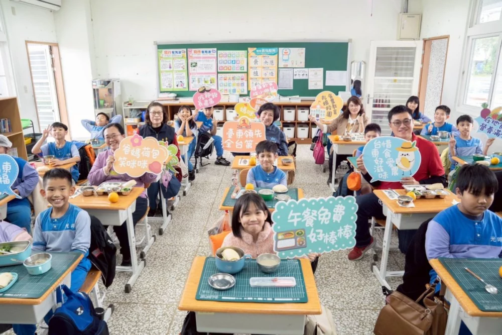 圖／師生與家長的共同喜悅。（臺東縣政府提供）