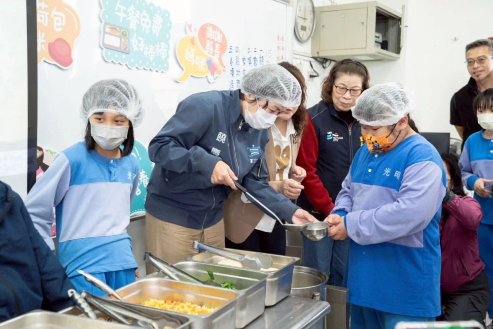 圖／縣長親自替學童盛營養午餐。（臺東縣政府提供）