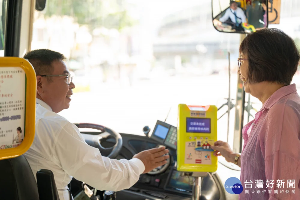 長輩持敬老愛心卡搭乘雙十公車。