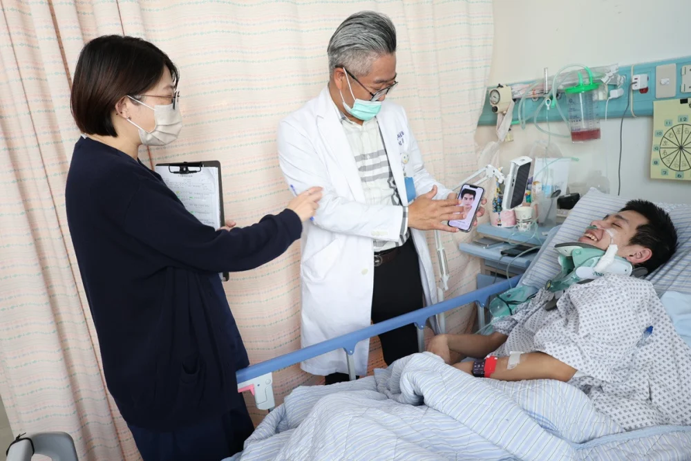 從警大夢想到病床微笑　19歲施同學以樂觀匯聚暖流