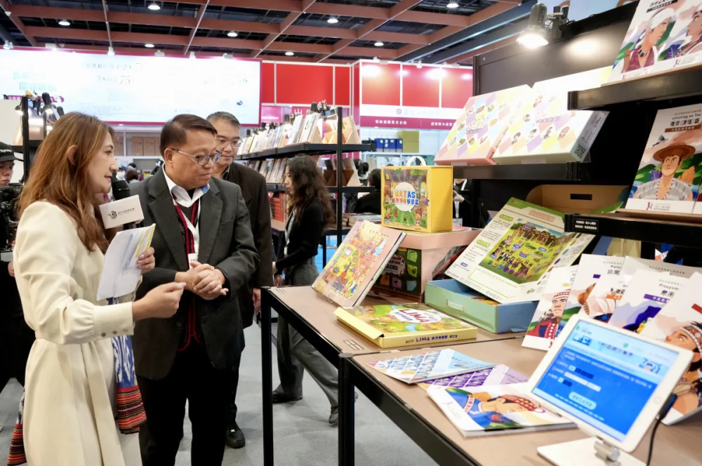 圖說：杜副主委參觀展區