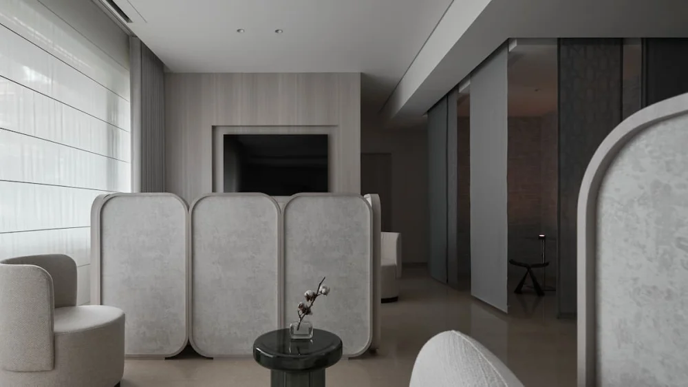 何于甄醫師提醒，水光療程應由合格醫師於合法院所評估，並使用合格產品，以確保安全與品質。（圖／容禾整形外科診所）