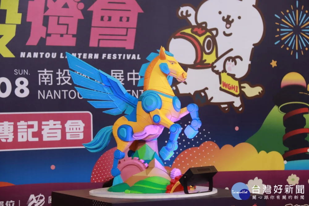 今年主燈飛馬撼天亮相並有小提燈發送。（記者扶小萍攝）