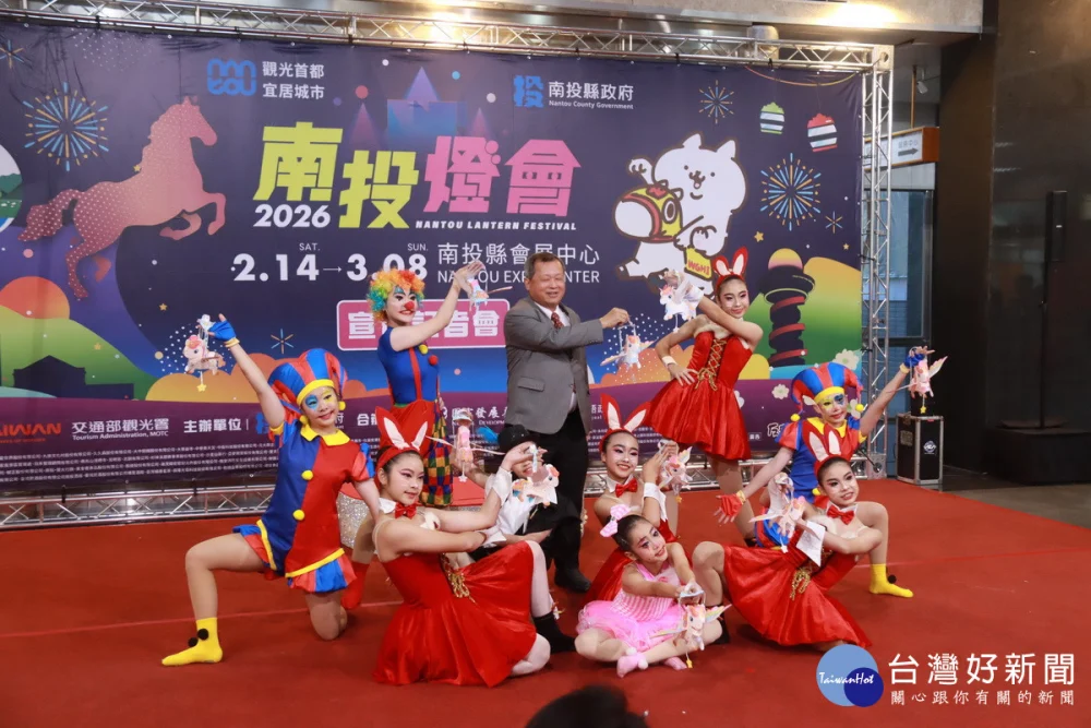 王副縣長與舞團展示小提燈非常搶手。（記者扶小萍攝）