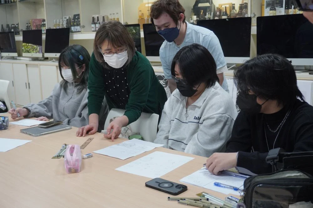 嶺東科技大學「跨海動漫工作坊」，金築順子老師指導學員四格漫畫手繪技巧 。(圖/嶺東科技大學)