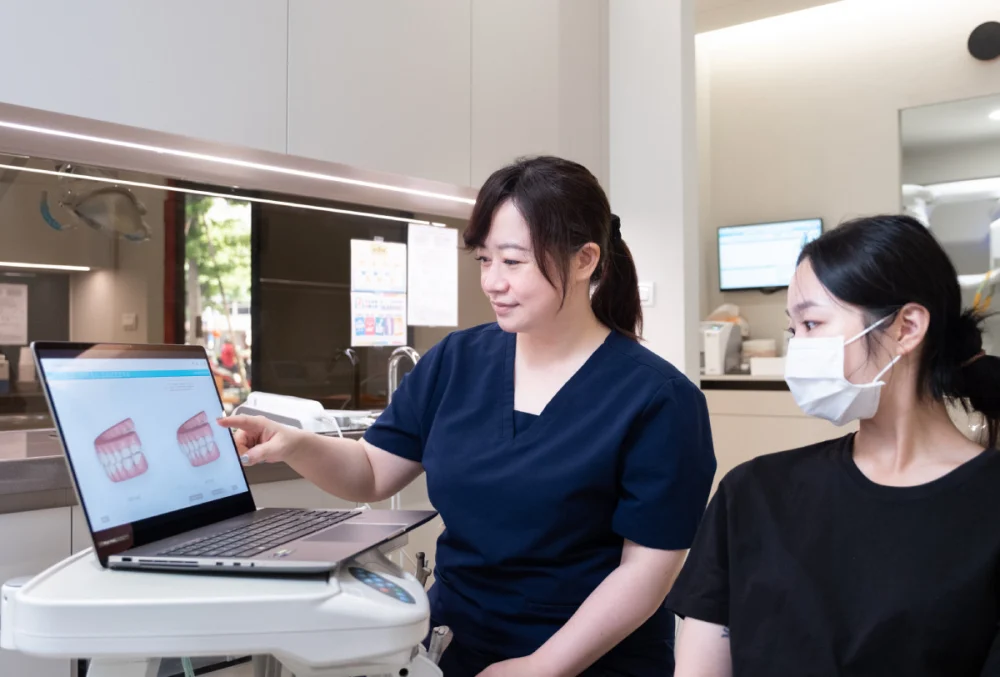 齒顎矯正專科陳穎慧醫師，為患者說明牙齒矯正搭配美學齒雕，可以讓微笑曲線更加自然精緻。