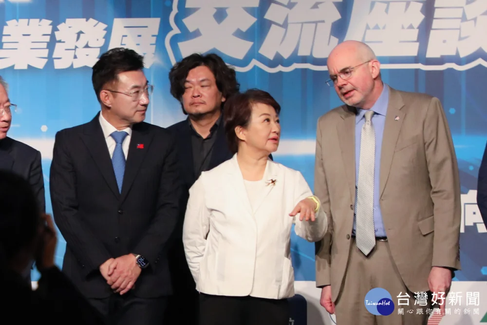 盧市長出席「中部AI機器人產業發展交流座談會」與AIT處長谷立言交流