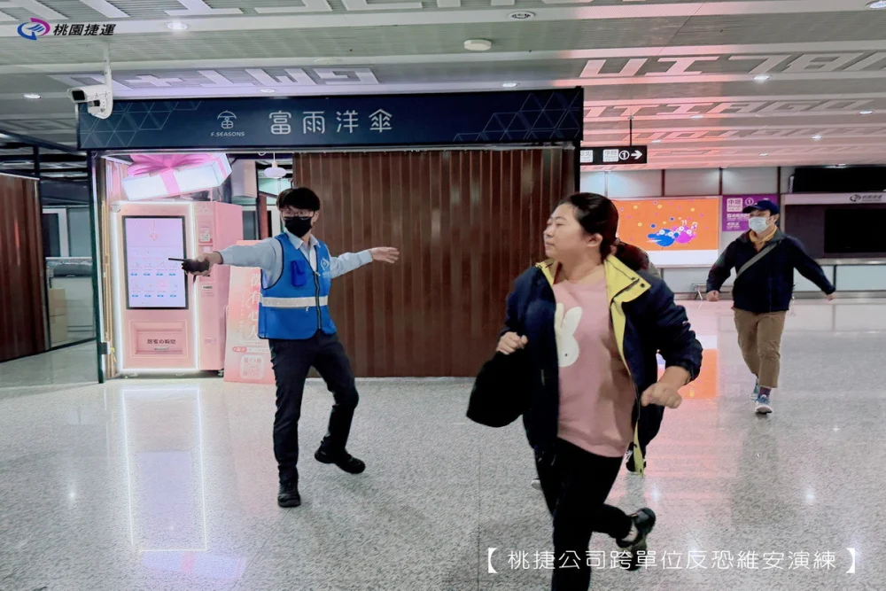 桃園捷運公司攜手桃園捷運警察隊，7日凌晨完成反恐維安模擬演練。


” style=”width:100%; height:auto; display: black;”/></p>
<figcaption id=