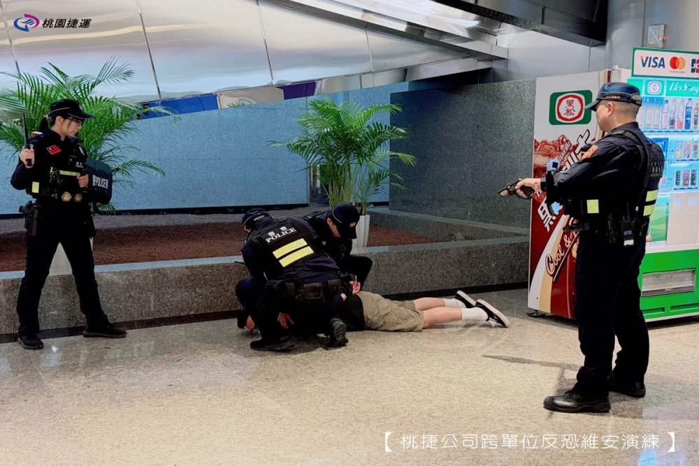 桃園捷運公司攜手桃園捷運警察隊，7日凌晨完成反恐維安模擬演練。


” style=”width:100%; height:auto; display: black;”/></p>
<figcaption id=