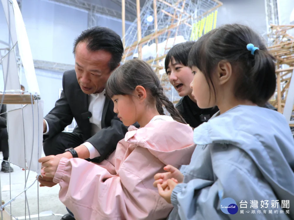 2026台灣燈會邀請日本青森睡魔師團隊來台，嘉義縣長翁章梁與小朋友體驗睡魔燈籠的製作過程/嘉義縣府提供