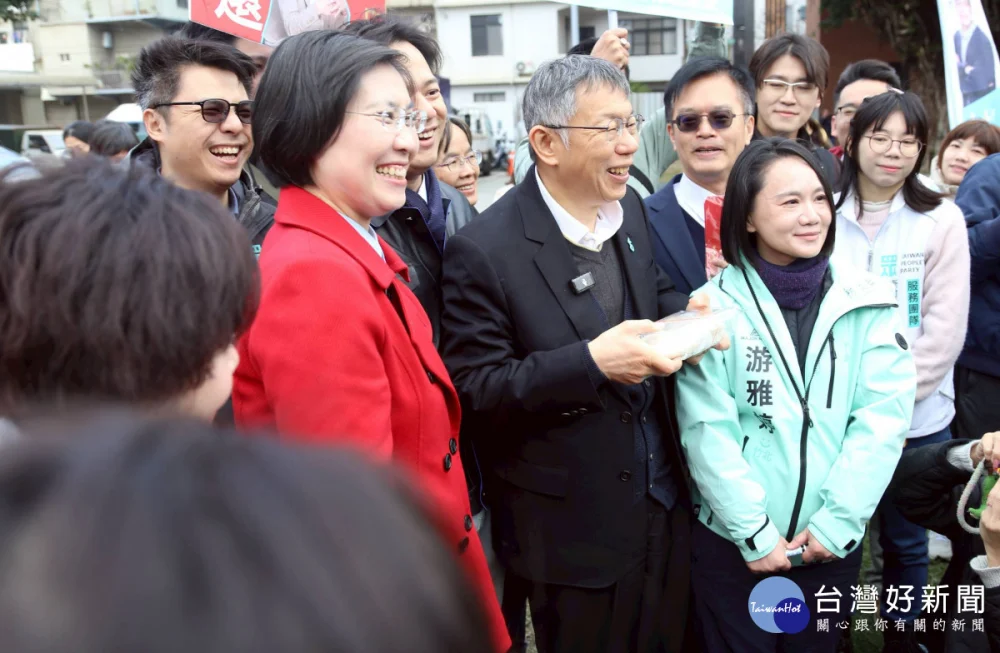 徐欣瑩偕柯文哲向民眾「拜早年」。