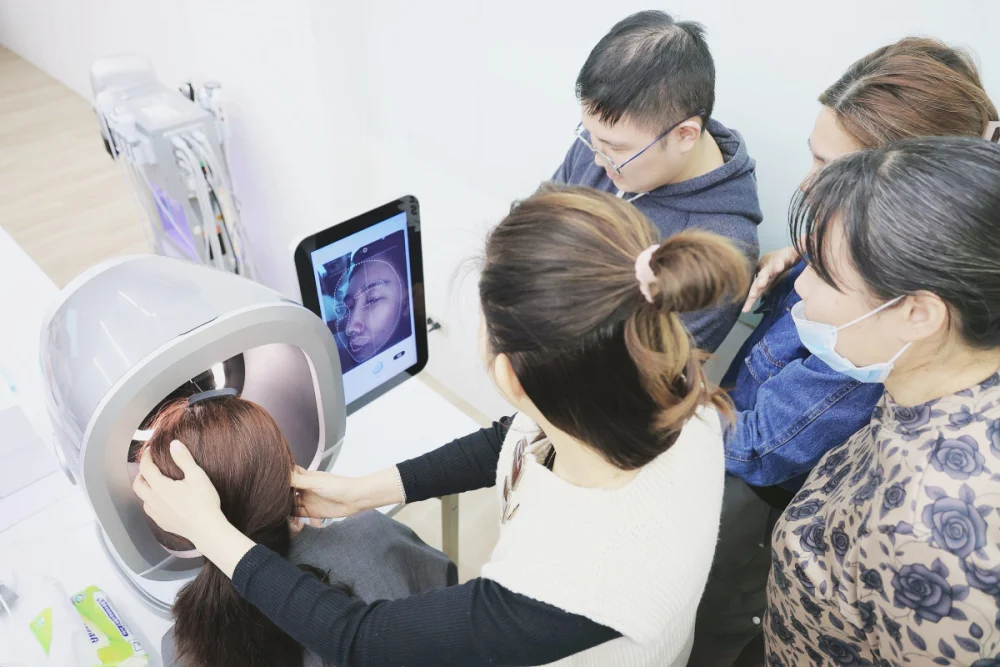 學員學習操作伍氏燈皮膚鏡進行膚況觀察。