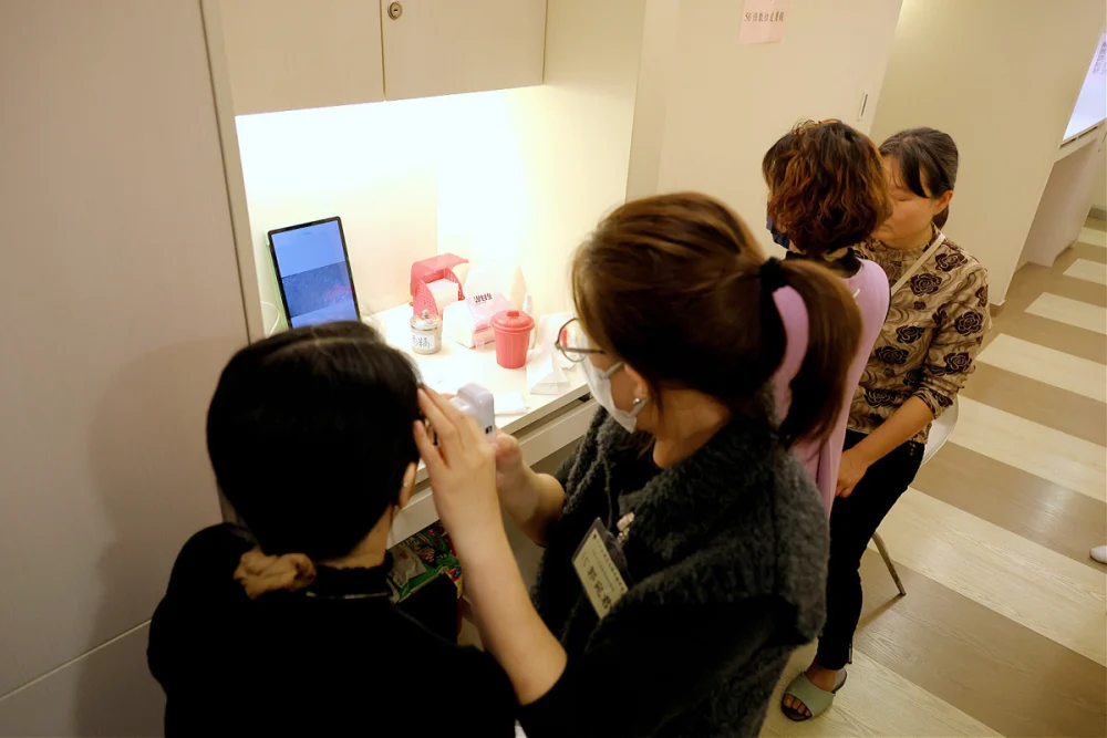 學員進行術科50倍皮膚放大鏡實際操作。