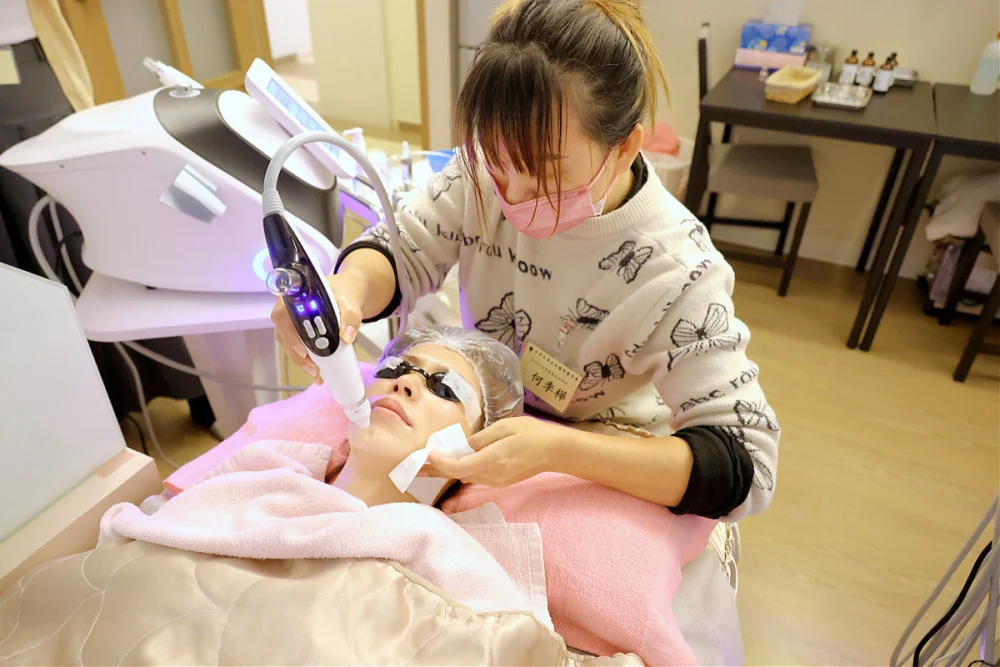 受訓學員進行術科無針水光儀操作。