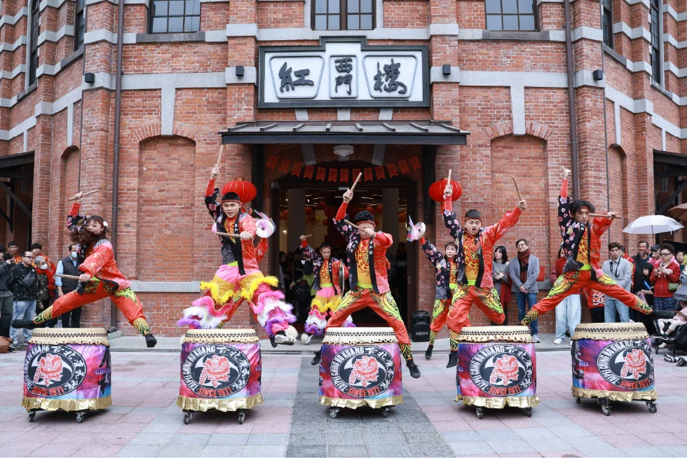 台北藝文場館春節活動攻略　松菸「百馬賀年」、北投 DIY 燈箱、西門紅樓瑞獅迎春