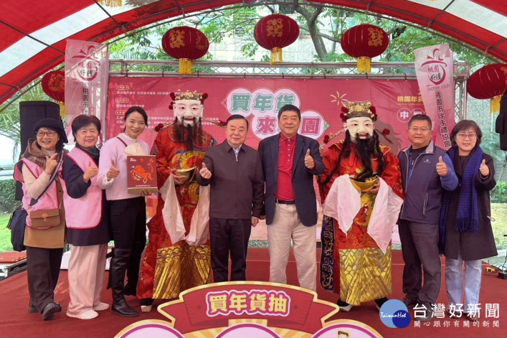 桃園市議會議長邱奕勝蒞臨「2026桃園年貨大街」中壢場帶動買氣。