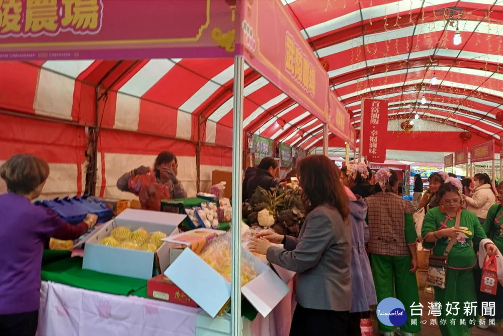 「2026桃園年貨大街」中壢場開幕，吸引大批民眾湧入搶購年貨。