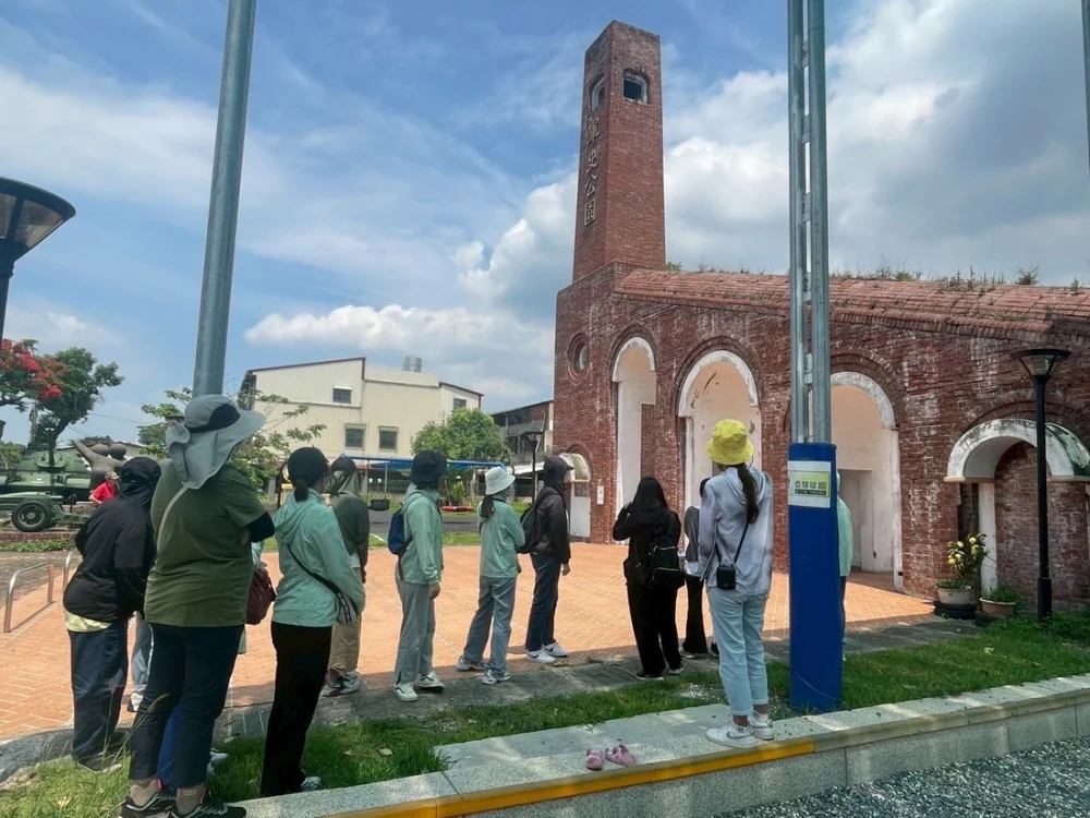 軍史公園導覽解說。（縣府提供）