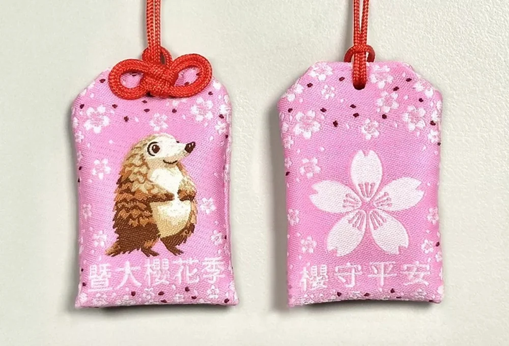 2026暨大櫻花季專屬御守，校方將於2月14日至22日的9天春節連假期間，每日提供400個限量御守，致贈給率先入場並支付停車費的小客車車主。（暨大提供）