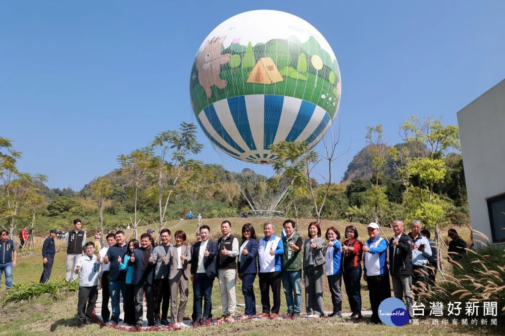 全國首座氦氣球試營運來賓齊見證推薦新年來走春。（南投縣府提供）