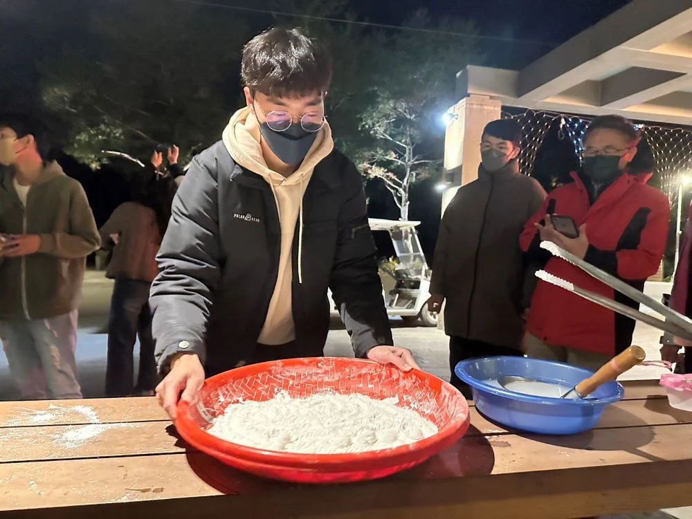 東勢林場在農曆過年期間推出「除夕歡唱夜、日間走春遊」活動，安排到園區內的民俗公園享用象徵團圓與吉祥的湯圓，感受年節文化意涵。(圖/東勢林場)