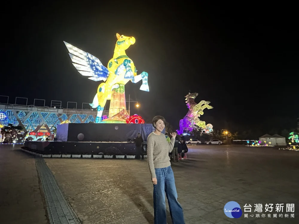 許縣長12日晚間到南投燈會會場檢視，邀請全國民眾來走春。（記者扶小萍攝）