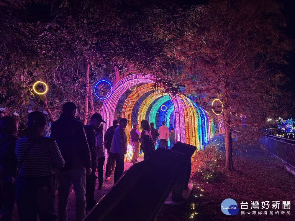 不少民眾已經搶先到南投燈會欣賞各區特色。(記者扶小萍攝)