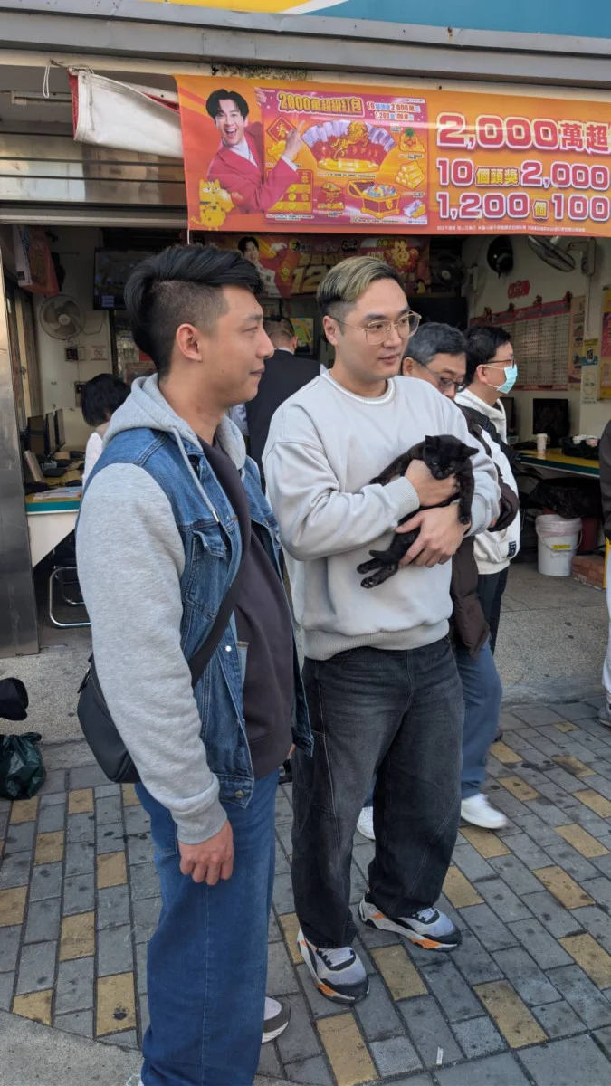 Ｗ先生抱著招財黑貓現身。