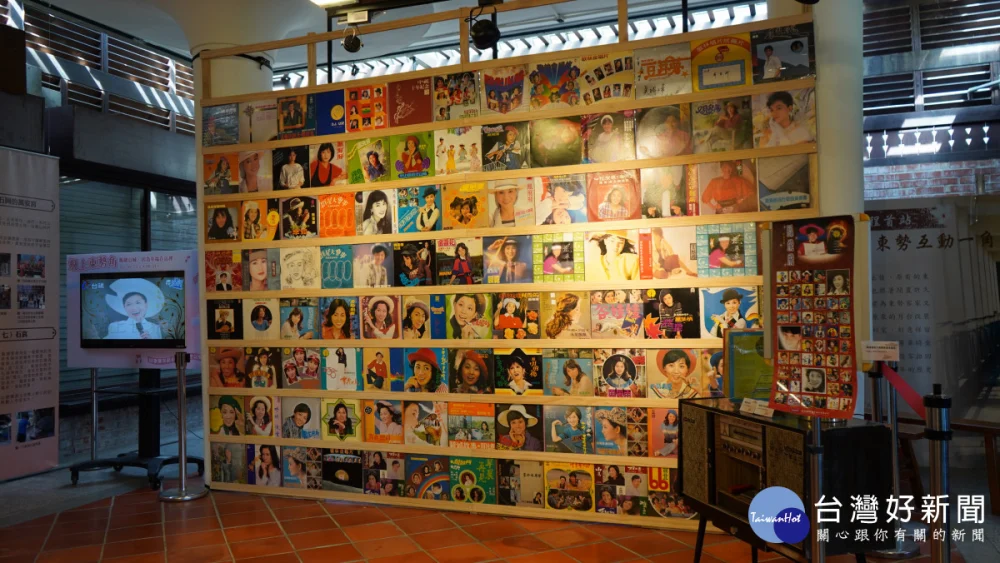 117張鳳飛飛黑膠唱片組成的展示牆成為展覽亮點。