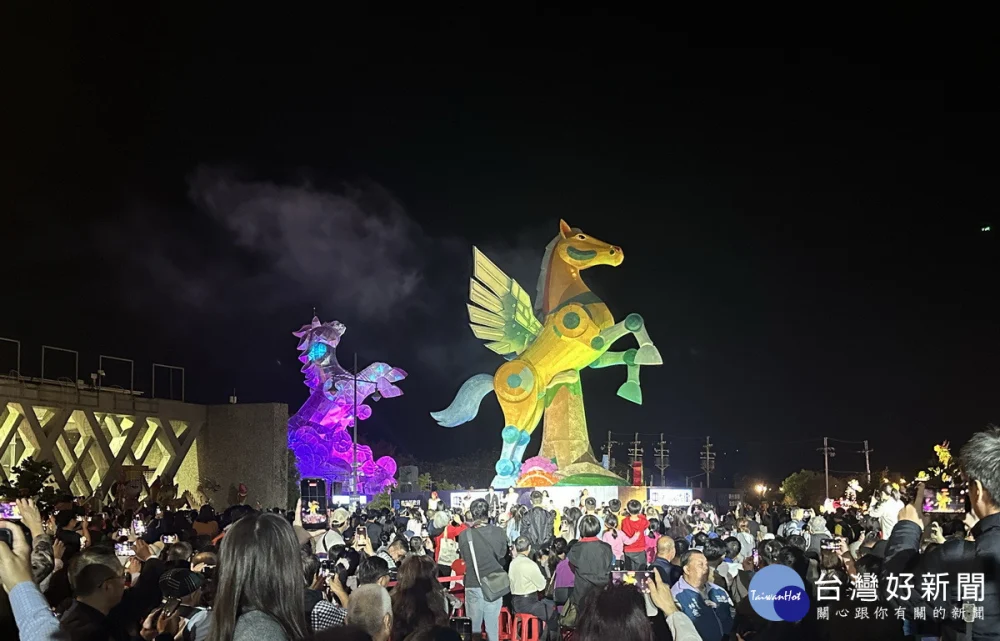 雙主燈綻放光芒象徵萬馬奔騰馳光南投。（記者扶小萍攝）