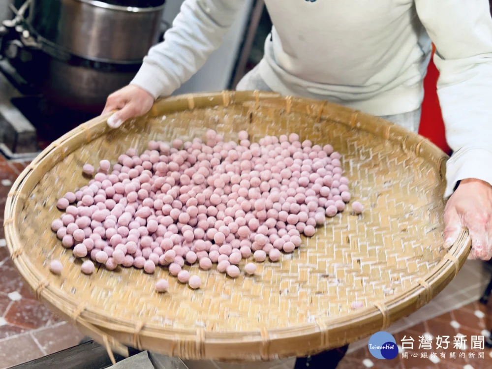 客家習俗中，年初二女兒回娘家時多食用鹹湯圓，象徵家人團圓。