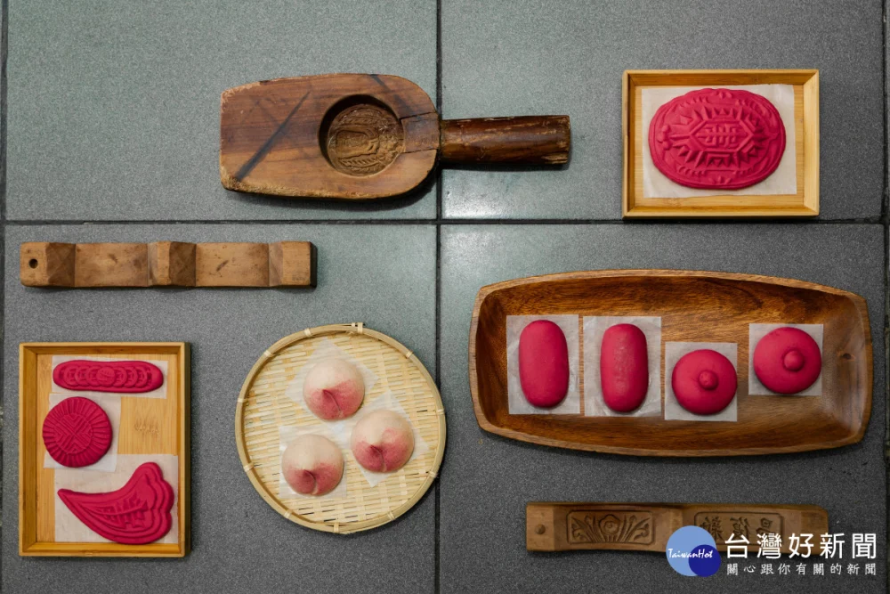 紅粄因紅色象徵喜氣，常用於拜拜、生男丁或入新居等場合，並依祭祀對象不同製作成各式造型。