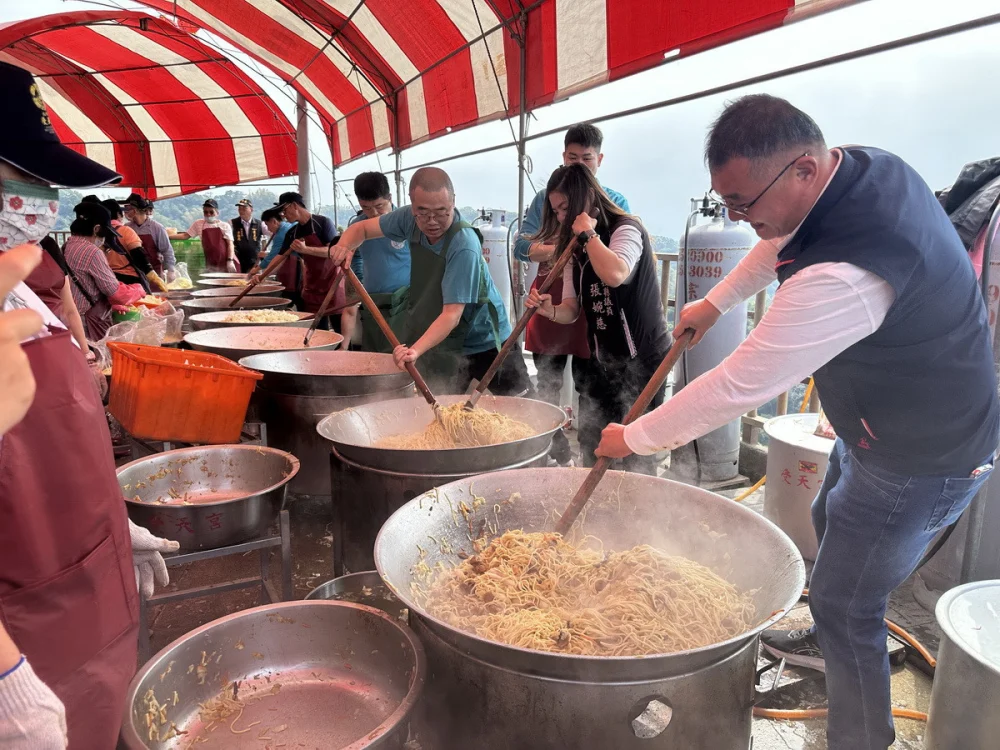 蔡宗智張婉慈議員操起大鍋鏟炒麵。（記者扶小萍攝）