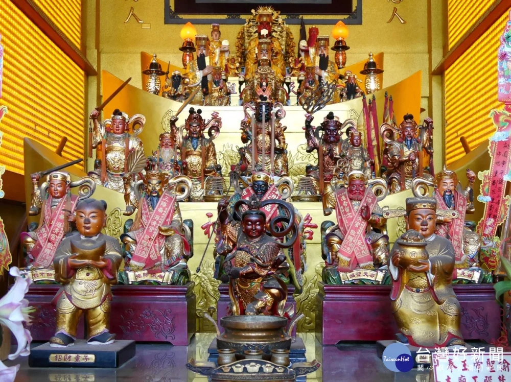 迎富送窮廟元寶金殿。