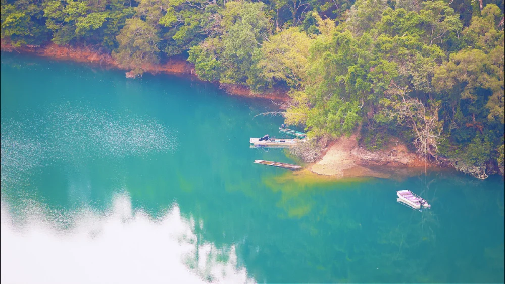 絕美寂靜的湖潭視角