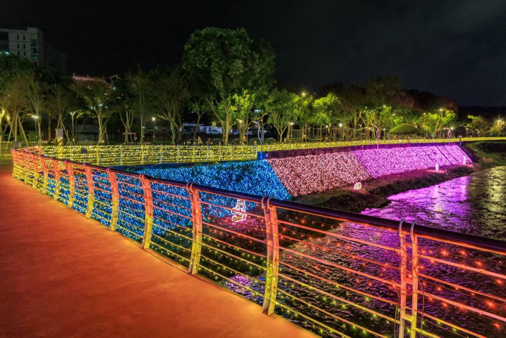 南崁溪水岸「森韻流域」展區營造自然與光影交融的詩意場景。


” style=”width:100%; height:auto; display: black;”/></p>
<figcaption id=