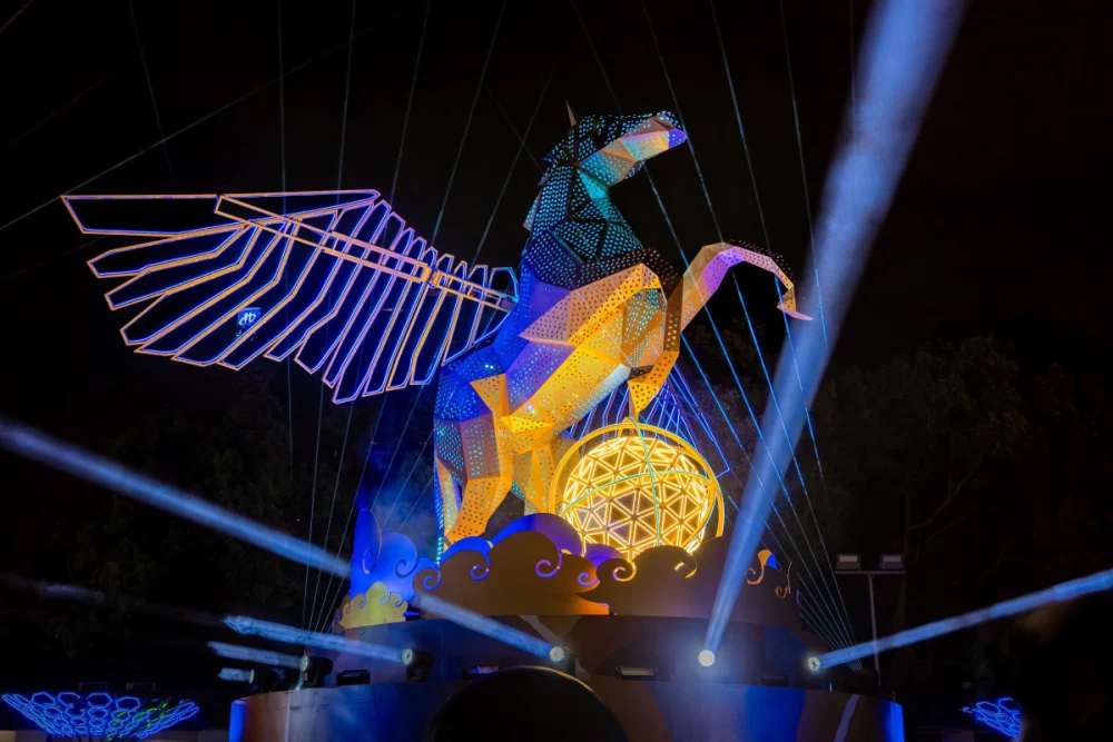 全台最大金屬機械飛馬主燈。