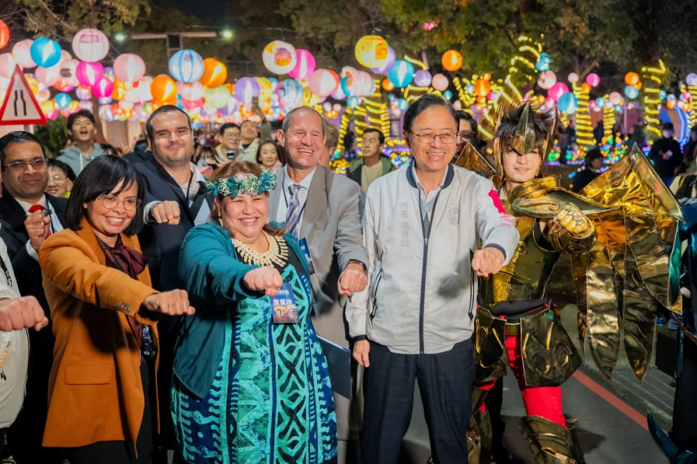 張市長與多國駐台使節及國際友人合影留念。