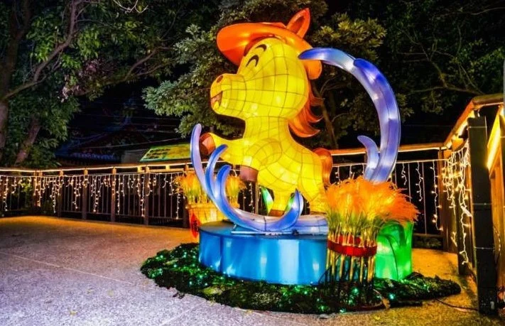 以Q版花燈小馬在稻田水波間嬉戲,象徵蘆竹田園精神中不懈向前的力量。圖/蘆竹區公所提供