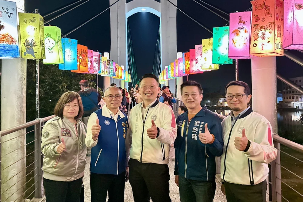 桃園市副市長蘇俊賓出席「春遊大龍門-115年龍潭元宵藝術燈會展覽」。