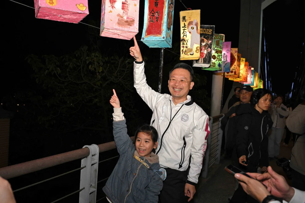 桃園市副市長蘇俊賓出席「春遊大龍門-115年龍潭元宵藝術燈會展覽」。