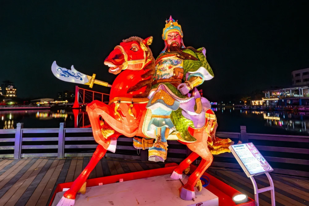 「春遊大龍門-115年龍潭元宵藝術燈會展覽」關公造型花燈。