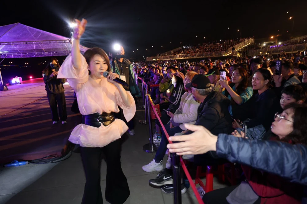 李翊君接力演唱經典歌曲。（縣府提供）