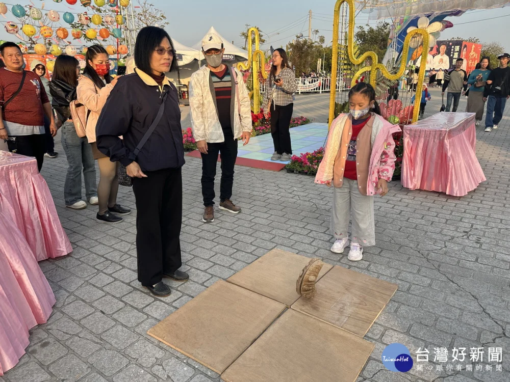 佛光山清德寺燈區歡迎來擲茭祈福結緣。（記者扶小萍攝）