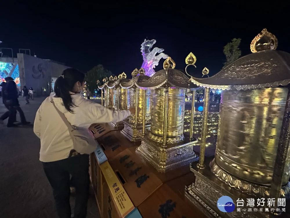 歡迎到大華嚴寺燈區來轉經輪祈福。（記者扶小萍攝）