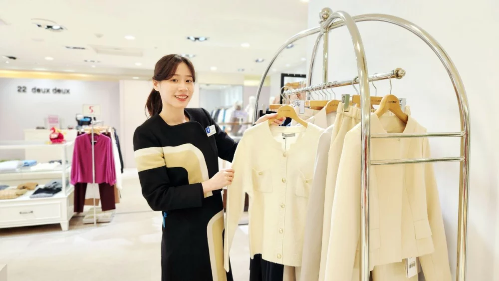 圖／「22 deux deux」推出細閃金釦針織外套，原價6,590元 特價3,950元，超優惠6折。（大葉高島屋提供）