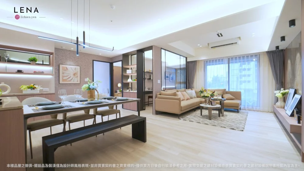 圖/圖為「富麗賀」52坪4房樣品屋,入門即大客廳與前陽台,公領域寬敞無走道浪費,客廳寬3.3米舒適不壓迫;廚房採一字形獨立設計,檯面與電器櫃充足,動線順暢。(翻攝自YT土地婆麗娜)