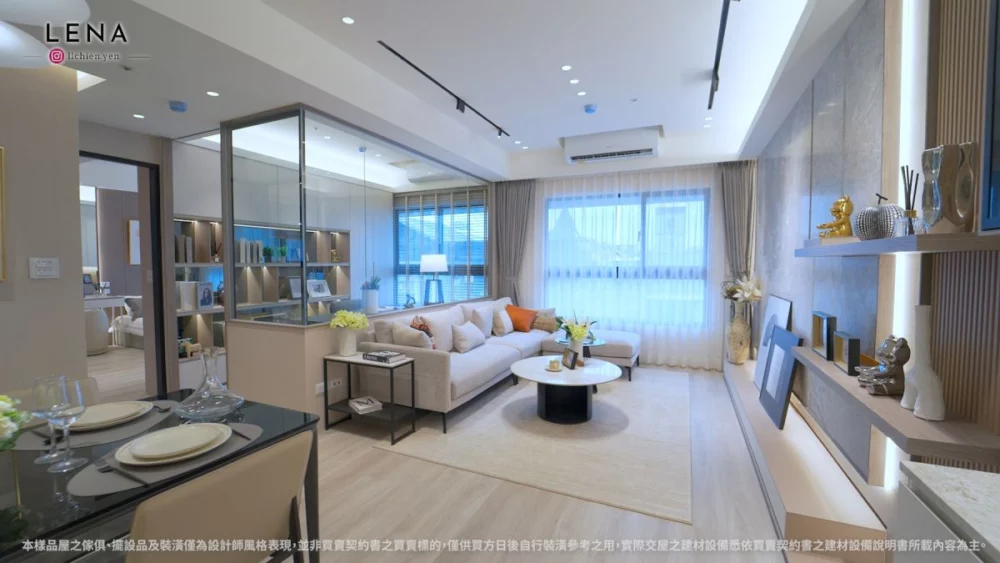 圖/「富麗賀」38坪3房樣品屋,設有獨立落塵區、整面鞋櫃收納,客廳寬超過3米,柱體大多在外,格局方正實用。(翻攝自YT土地婆麗娜)