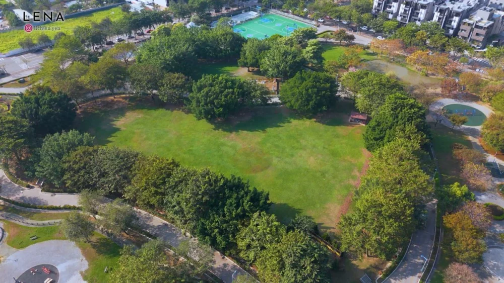 圖/「盛築玥」周邊一次擁抱六座公園、共約3.5萬坪樹海芬多精,被綠意包圍的日常,是市中心難以複製的生活尺度。(翻攝 YT土地婆麗娜)